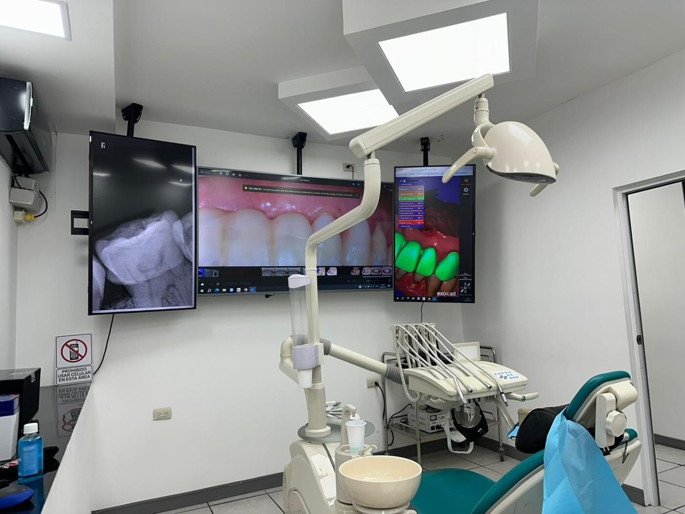 Consultorio de NaturDental con tecnología de diseño digital EXOCAD en pantalla